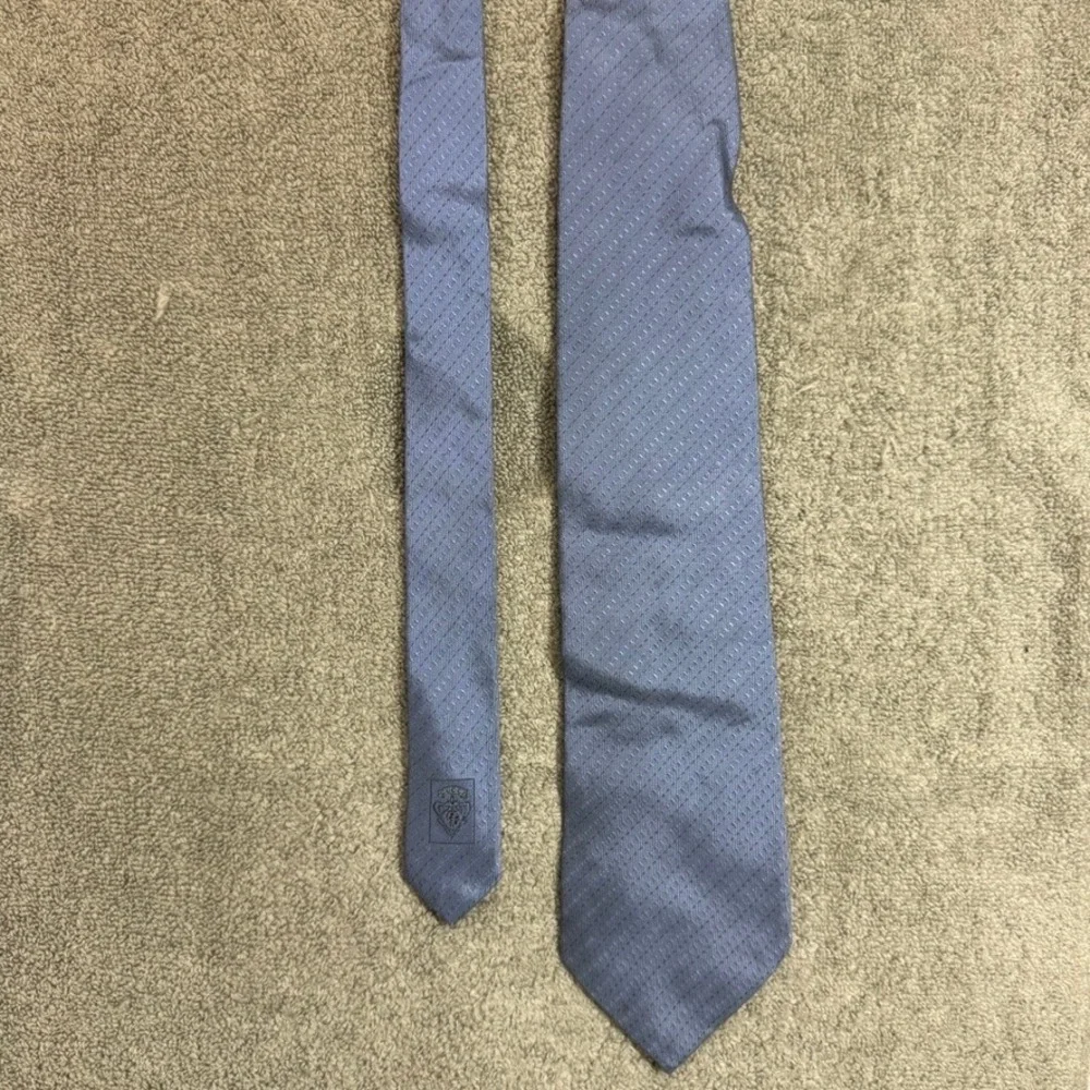 Gucci Mens Silk Necktie Slate Blue Textured Diagonal Dash Pattern Made In Italy